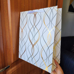 Medium gift bag with wavy lines pattern